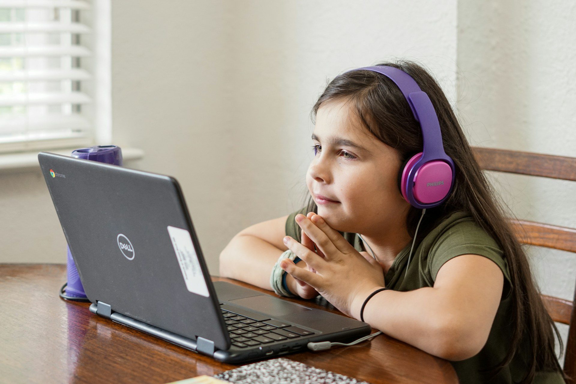 dziecko korzystające z laptopa
