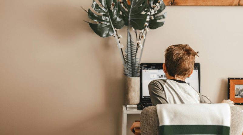 Laptop czy desktop – co sprawdza się lepiej?