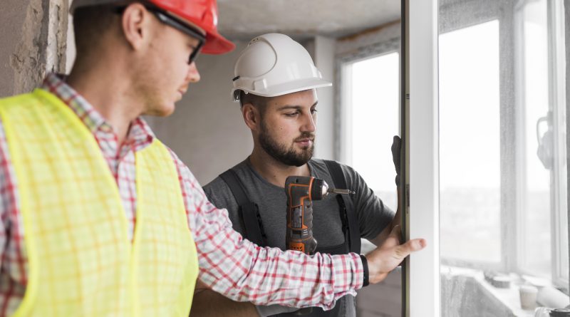 Dwóch monterów instaluje elementy systemu automatyki budynkowej w Krakowie