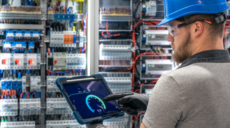 Automatyka budynkowa Kraków – technik monitorujący inteligentne systemy sterowania w rozdzielni